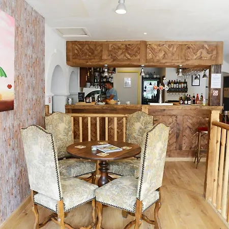 Les Olivier Pub, Brasserie Et B&B Couette-café