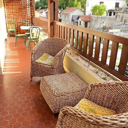 Les Olivier Pub, Brasserie Et B&B Couette-café *